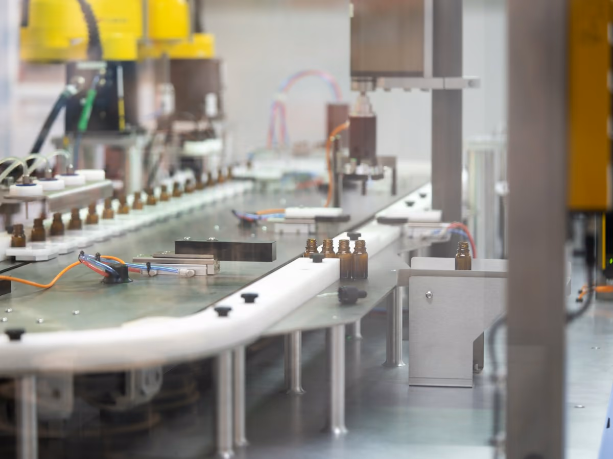 Curved conveyor with guide rails on adjustable brackets