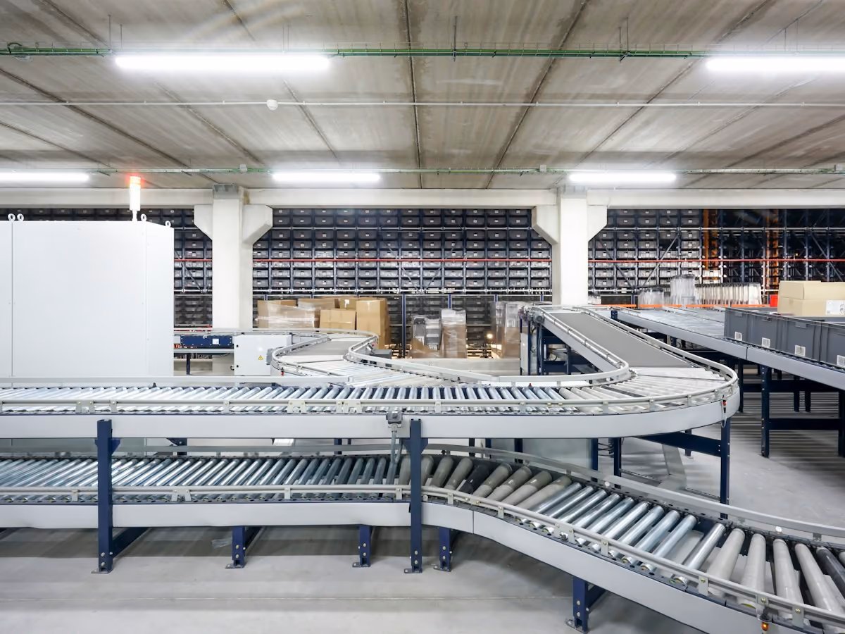 Conveyor line turning through horizontal bends in a warehouse