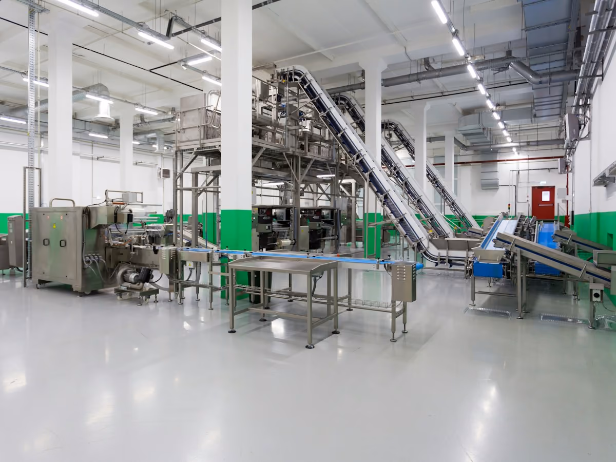 Conveyor installation in a production hall